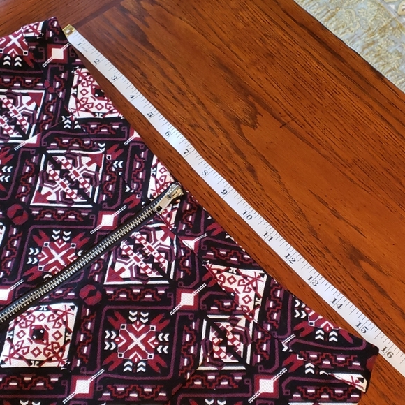 3/$20 H & M Merlot & Black Aztec Print Skirt Sz 12 - Picture 5 of 6
